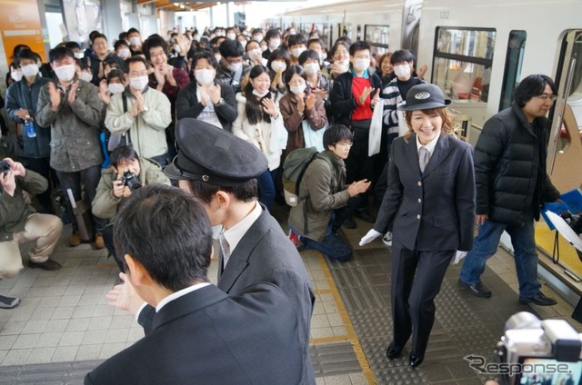 佐藤利奈さんも制服姿で登場