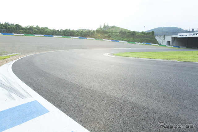 バックストレート後の90度コーナー。ライダーのテクニックと度胸が試される
