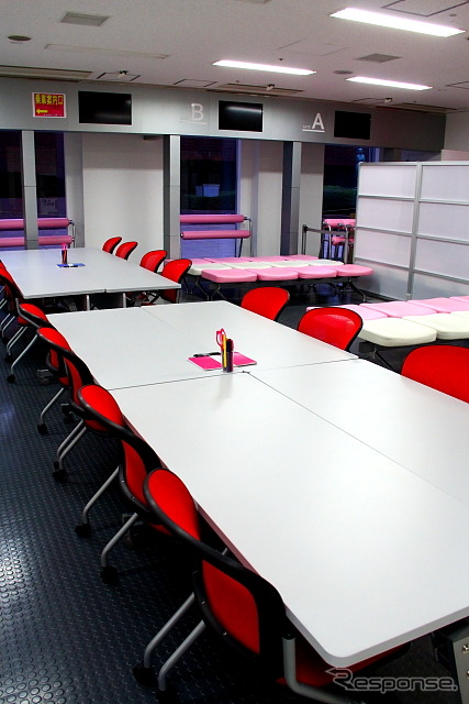 就活生や企業との交流や飲食ができるスペース