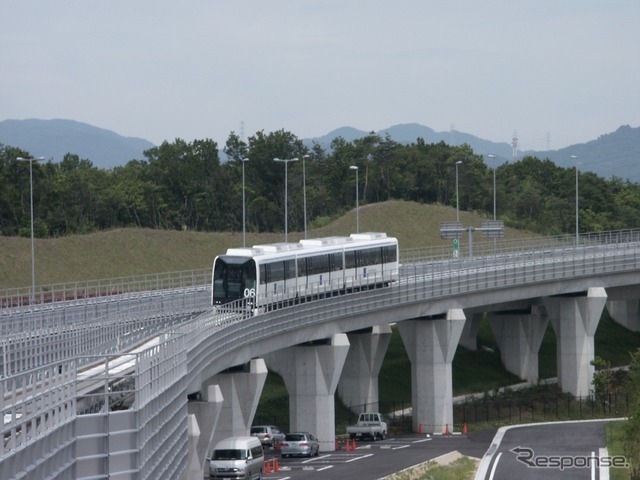 愛知高速交通東部丘陵線（リニモ）を走る100形。