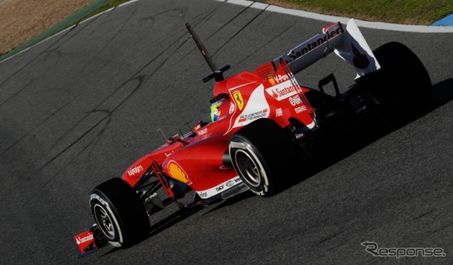 フェラーリ F138の感触を確かめるマッサ