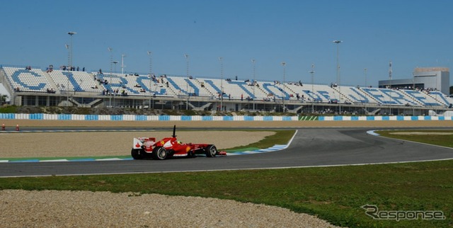 フェラーリ F138の感触を確かめるマッサ