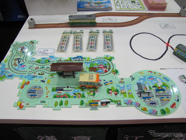 「くるくるツインパズルレール」。江ノ電が駅に着くと、バスが自動的に走るようになっている（ギフトショー春13）