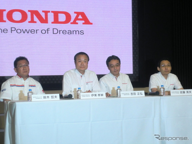 ホンダの2013年モータースポーツ活動計画発表会。左から2人目が伊東社長。