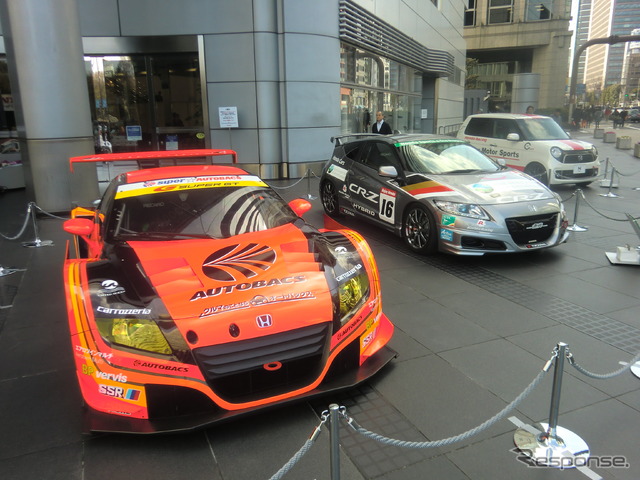 GT300クラスに参戦するARTA CR-Z GT(左)。