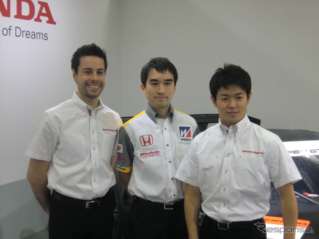 童夢の新布陣。左からマコヴィッキィ、天澤天二郎監督、山本尚貴。
