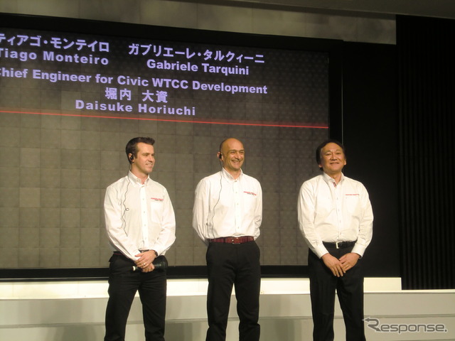 WTCCをシビックで戦うモンテイロ（左）とタルクィーニ（中央）。右は開発担当の堀内大資氏。
