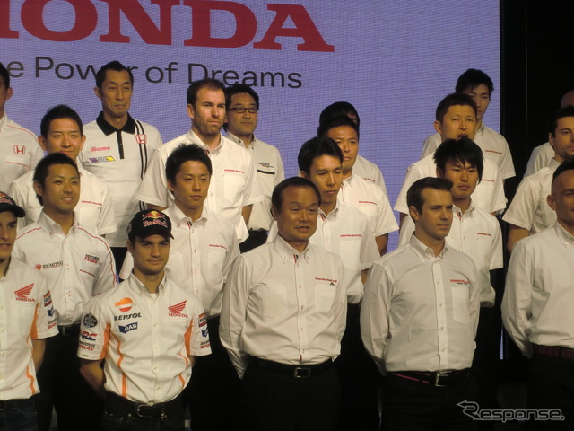ホンダ戦士に囲まれての記念撮影に臨む伊東社長（前列中央）。
