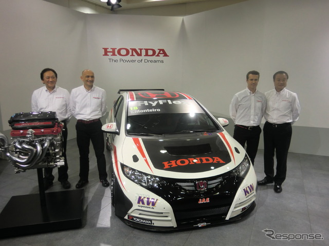 WTCCに参戦するシビック。右から順に伊東社長、モンテイロ、タルクィーニ、マシン開発を担当する堀内大資氏。