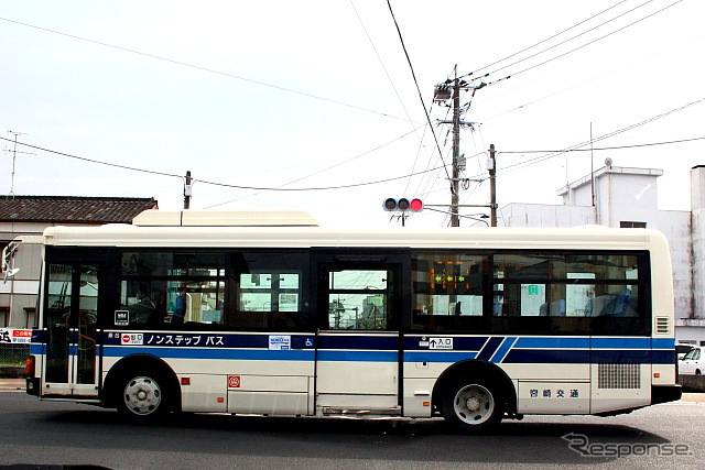 西都市付近を走る宮崎交通の路線バス(2013年2月)