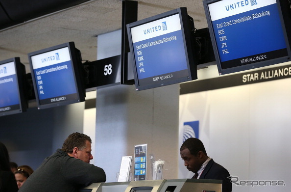 米国東部を襲った吹雪による航空便の運行中止