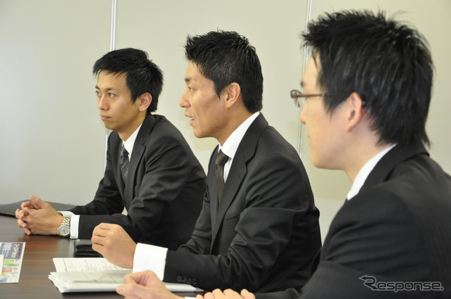 スマートエネルギーWeek 2013事務局長の田中岳志氏(中央)、運営事務局の綾部陽一郎氏(右)、土屋勝利氏