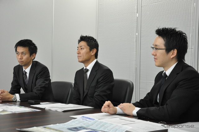 スマートエネルギーWeek 2013事務局長の田中岳志氏(中央)、運営事務局の綾部陽一郎氏(右)、土屋勝利氏