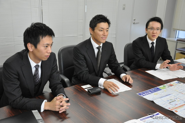 スマートエネルギーWeek 2013事務局長の田中岳志氏(中央)、運営事務局の綾部陽一郎氏(右)、土屋勝利氏