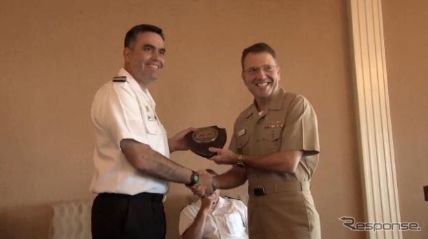 ジョセフ・トファロ海軍少将とホセ・ミゲール・ロメロ・アグイッレ海軍中尉(動画キャプチャ)