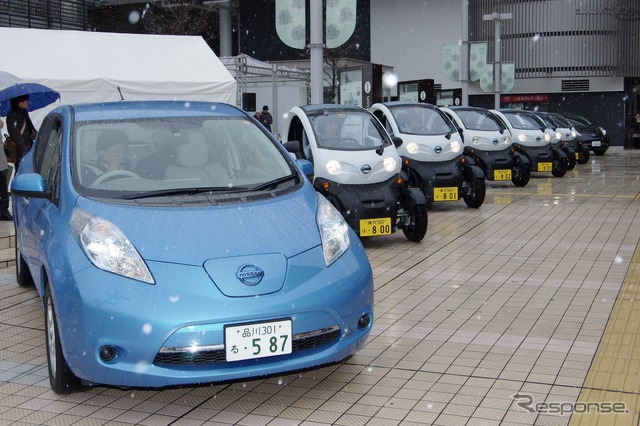 日産 リーフの先導で出発式がおこなわれた