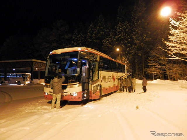 毎年行われる雪山研修(志賀高原)でのピンクのバス