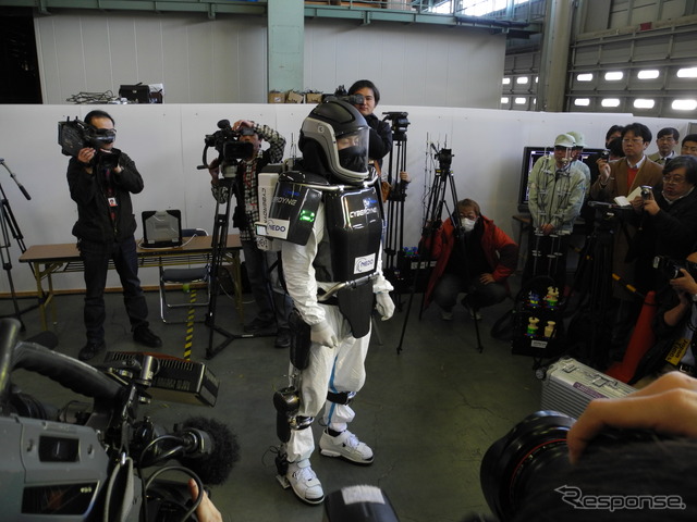 サイバーダインが開発した災害対策用作業アシストロボット