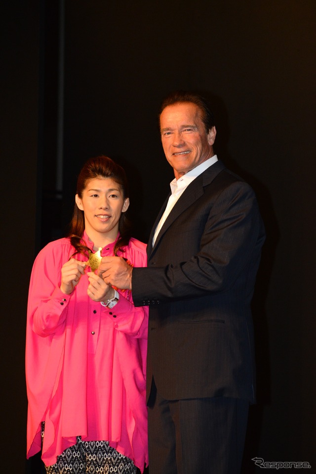 アーノルド・シュワルツェネッガーと吉田沙保里選手