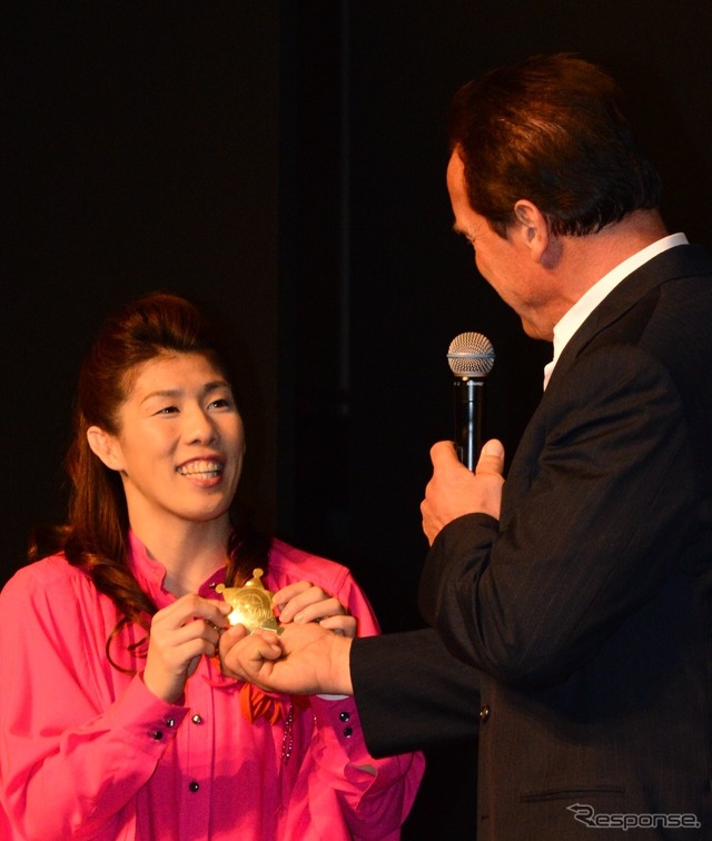 吉田沙保里選手とアーノルド・シュワルツェネッガー(ラストスタンド記者会見)