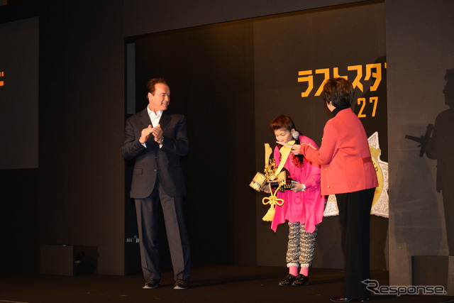 吉田沙保里選手とアーノルド・シュワルツェネッガー(ラストスタンド記者会見)
