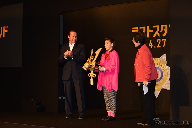 吉田沙保里選手とアーノルド・シュワルツェネッガー(ラストスタンド記者会見)