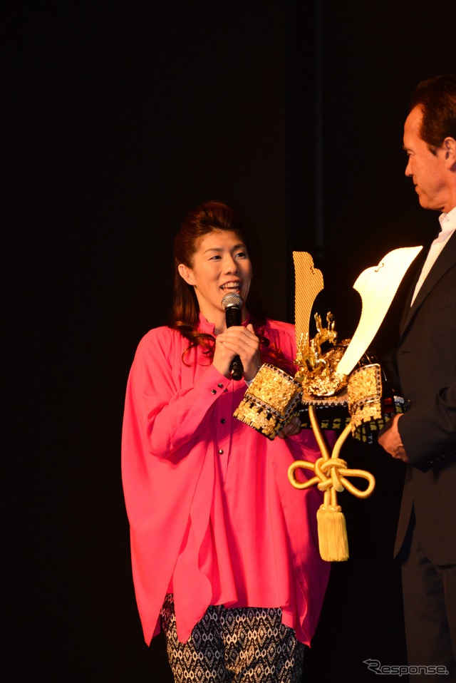 吉田沙保里選手とアーノルド・シュワルツェネッガー(ラストスタンド記者会見)