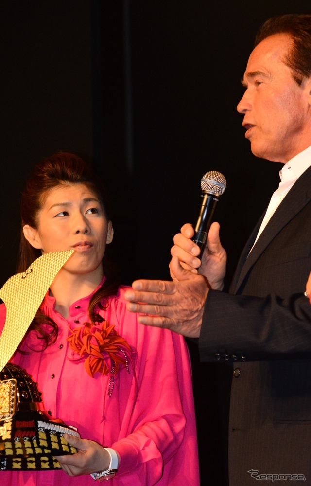 吉田沙保里選手とアーノルド・シュワルツェネッガー(ラストスタンド記者会見)