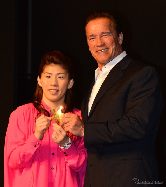 吉田沙保里選手とアーノルド・シュワルツェネッガー(ラストスタンド記者会見)