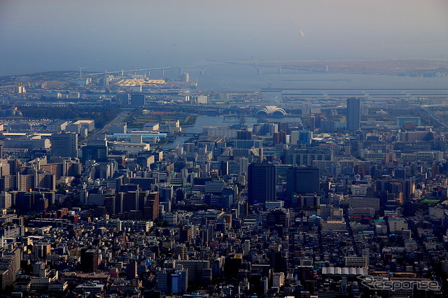 門前仲町などの街並みを手前に、夢の島公園、新木場貯木場、さらに東京ゲートブリッジを望む