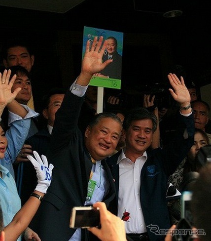 スクムパン氏（写真中央左）