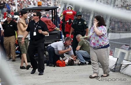 レース場で手当てを受ける観客