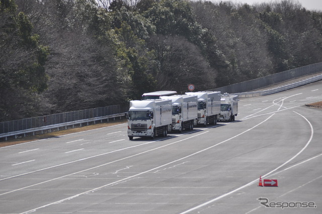 トラックの自動隊列走行実験デモンストレーション