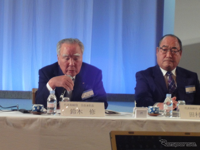 『スペーシア』発表会見の鈴木修会長（左）