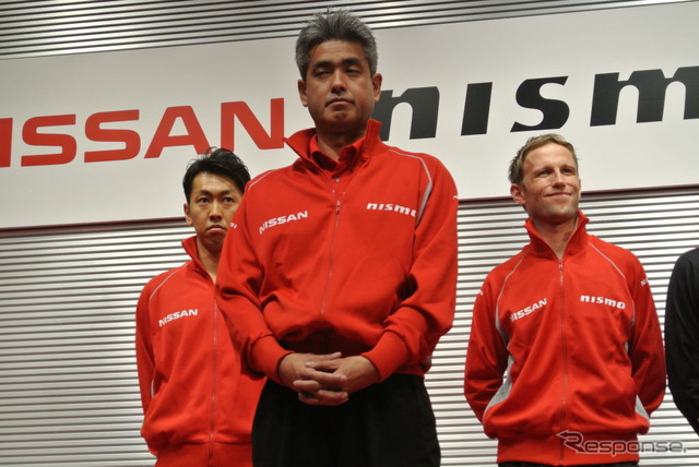 左から柳田真孝選手、鈴木豊監督、ロニー・クインタレッリ選手