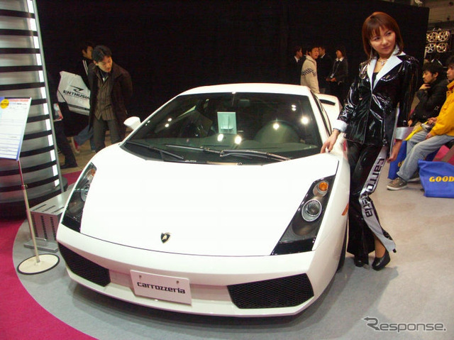 【東京オートサロン05】ランボルギーニ『ガヤルド』の運転席に座れるぞ