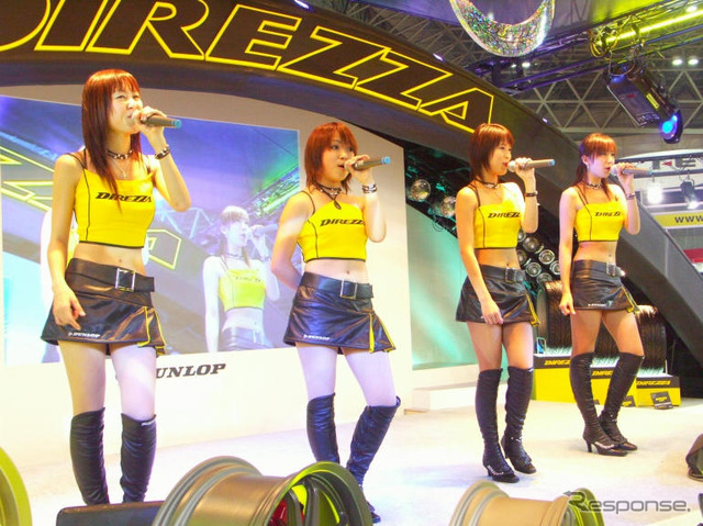 【東京オートサロン05】何を販売しているか知らぬが、ブース大人気