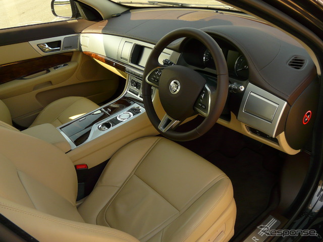 ジャガー XF 3.0 Premium Luxury