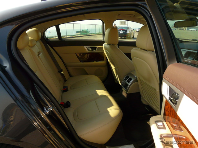 ジャガー XF 3.0 Premium Luxury