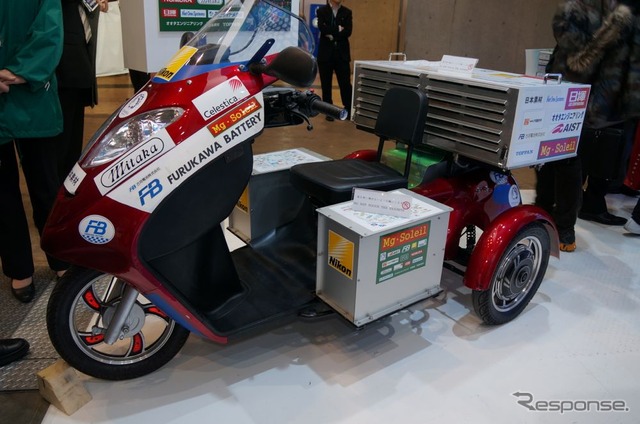 【スマートエネルギーWeek13】災害時、食塩水で走る電動バイク…マグネシウム空気電池を搭載