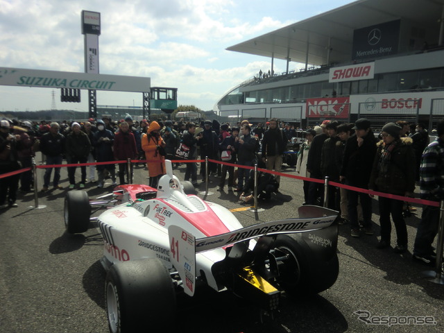 スーパーフォーミュラ第0戦のグリッドには多くのファンが集まった。