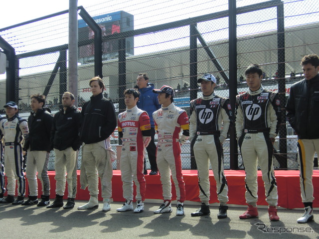 スーパーフォーミュラ参戦選手たちとともに、シリーズ運営団体JRPの中嶋悟会長(後段)がファンに挨拶。