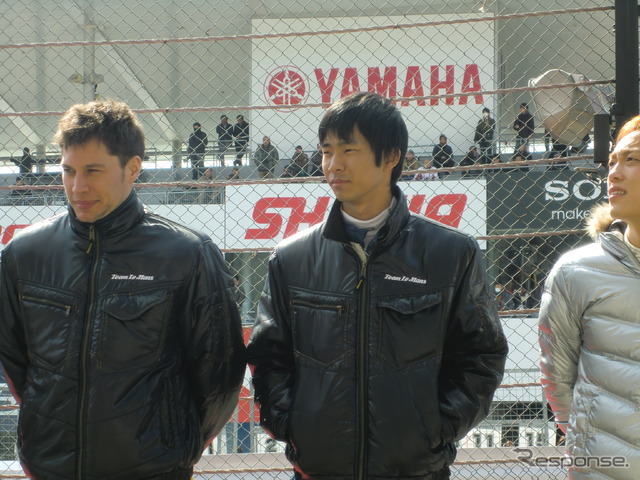 スーパーフォーミュラ第0戦、キグナス スノコ チーム ルマンの平川亮(中央)と同僚ロイック・デュバル(左)。