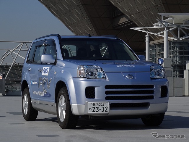 日産FCV、全日空(ANA)系列のタクシー会社がパイロット送迎用として用いているもの。