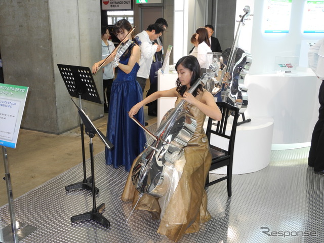 住友軽金属工業のブースで行われたアルミ製のバイオリンとチェロの演奏（「スマートエネルギーWeek2013」）