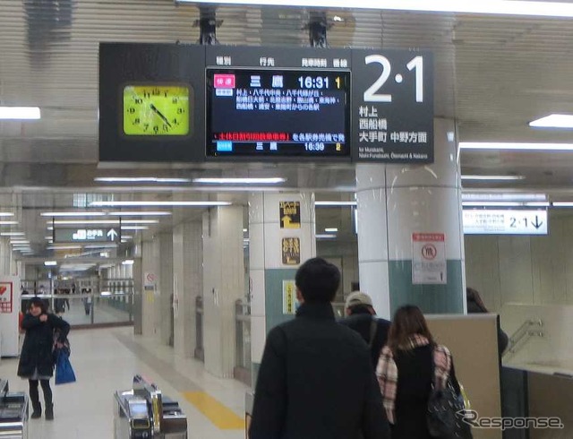 東葉勝田台駅京成線側改札口に設置された行先表示器。
