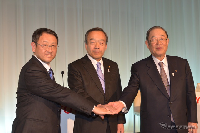 代表取締役社長 豊田章男(左)、代表取締役副会長(中) 内田山竹志、代表取締役会長 張富士夫(右)