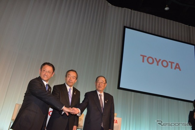 左から会見する豊田章男社長、内山田竹志副会長、張富士夫会長