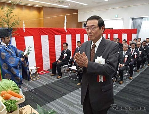 竣工式で神事に臨む西村社長
