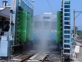 洗浄機体験では電車に乗ったまま洗浄機を通過する